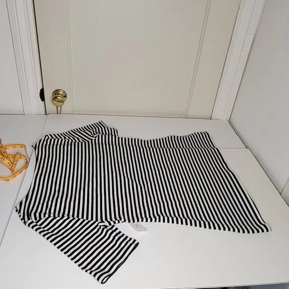 Elle, size L, front wrapped, mid-length sleeve, knit top blk/wht  stripe. NWOT. - Picture 9 of 12